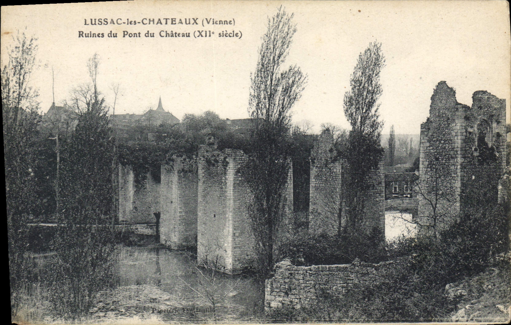 Lussac-les-Châteaux (Vienne) — Ruines du Pont du Château (XIIe siècle) — Papetier Fontanilla