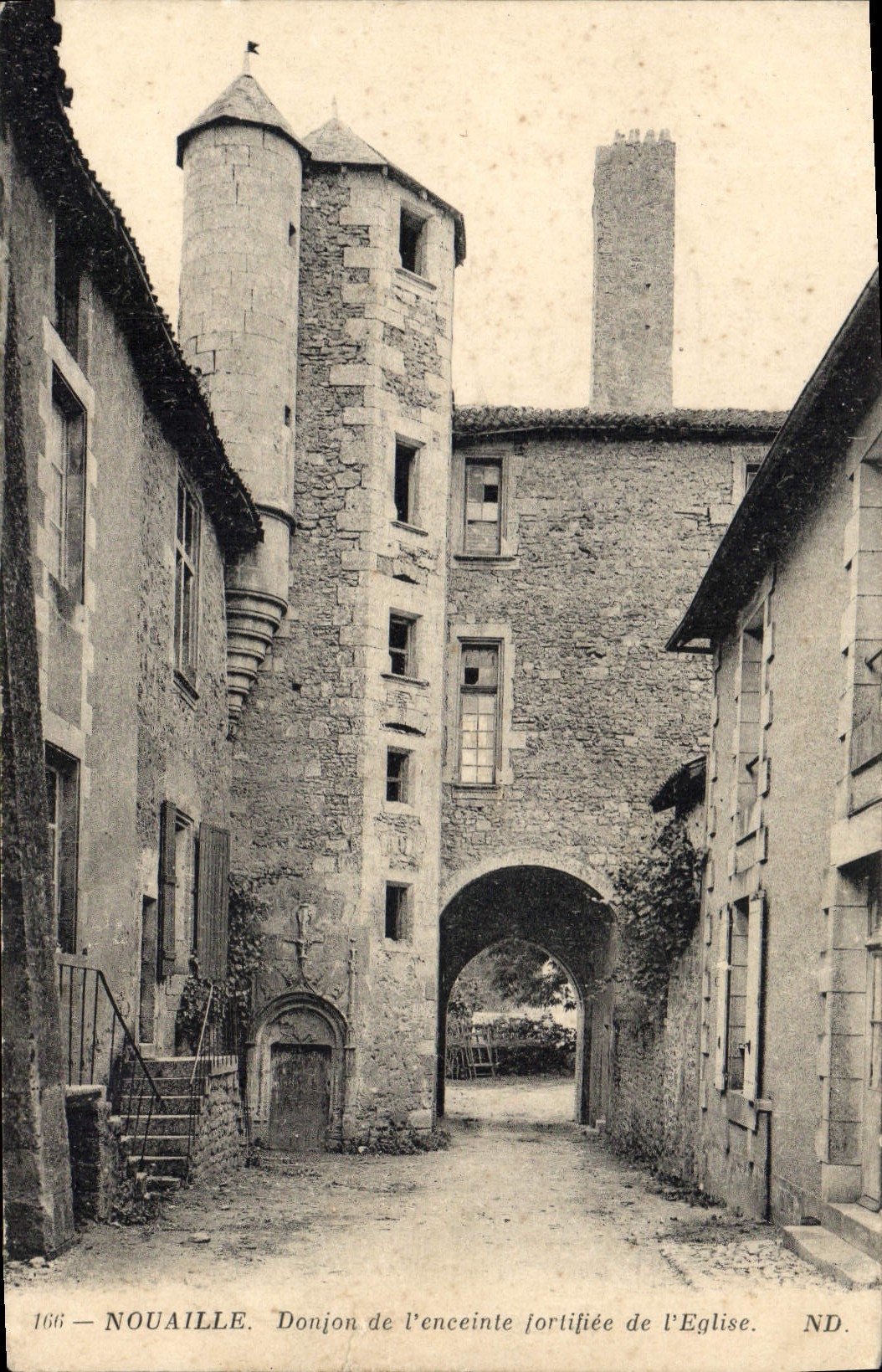 CPA Nouaille Donjon De I'Enceinte fortifiee