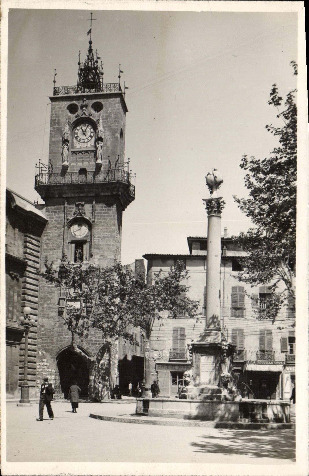 Plaza de la Hora — Torre de la Hora y Fuente de la Plaza — Aix-en-Provence