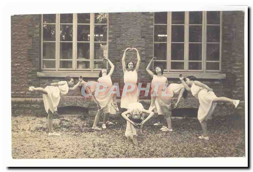 Groupe de jeunes danseuses en pose — devant bâtiment en pierre — CPAPHIL