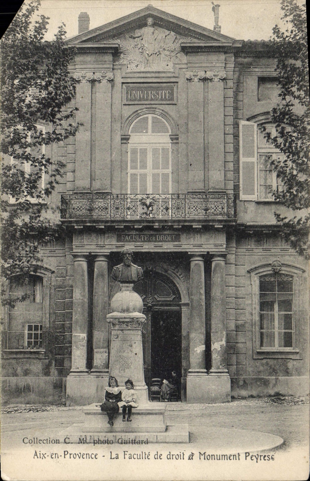 Aix-en-Provence — La Faculté de droit & Monument Peyrèse — photo Guittard