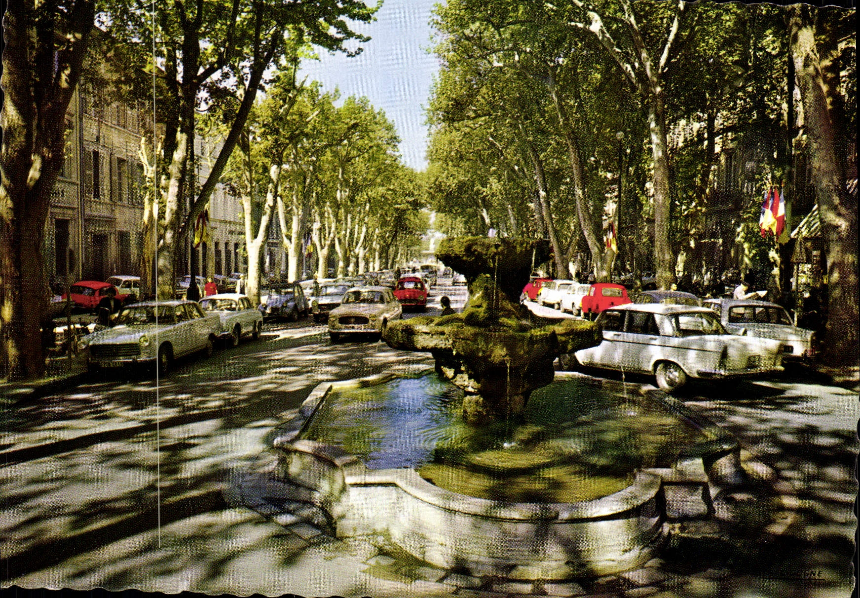Aix-en-Provence — Le magnifique Cours Mirabeau et ses fontaines — Éditions La Cigogne