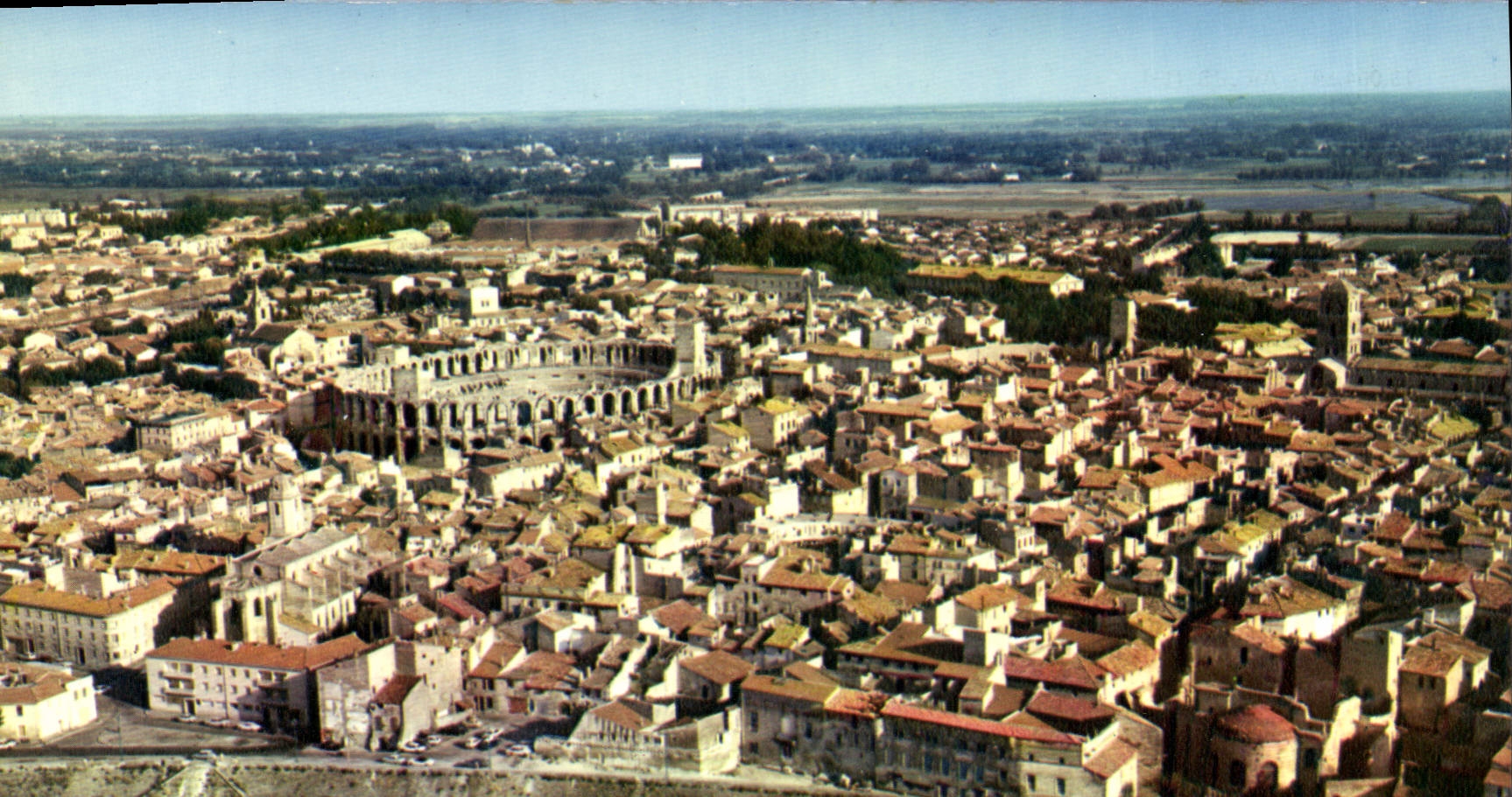 Arles (13) — Vue aérienne — Éditions Hachette
