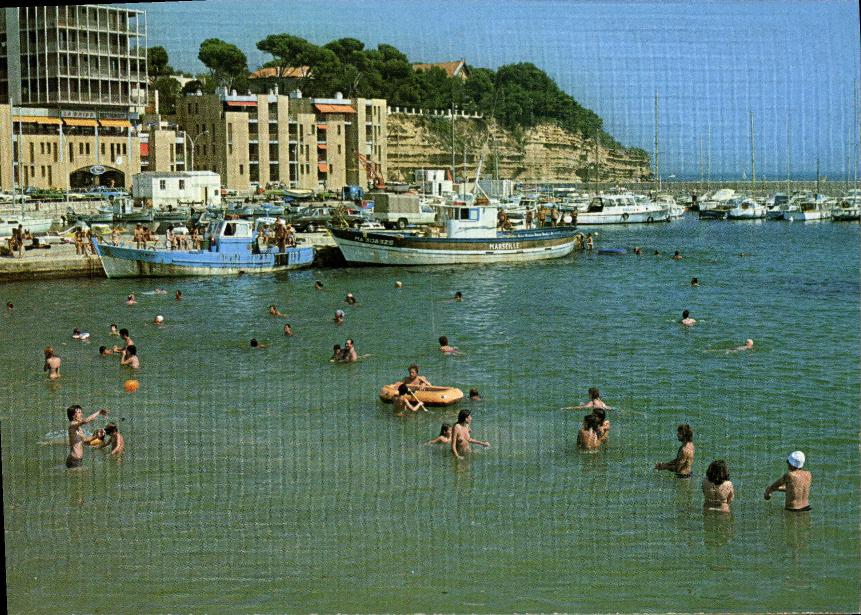 Plage de Marseille — vue du port avec bateaux et baigneurs — Reflets de la Côte Bleue, n°13.021.75