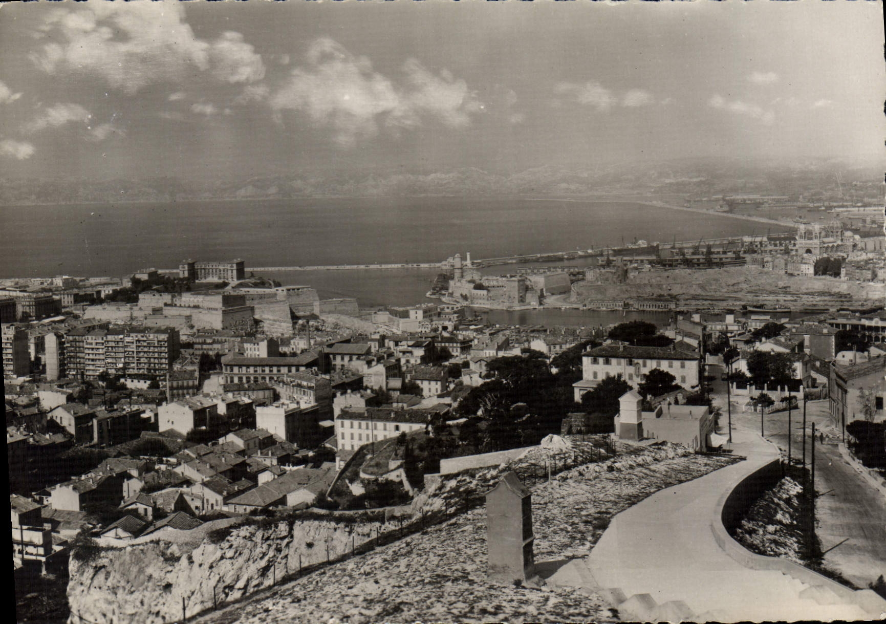 Marseille (B.-du-R.) — Panorama — Vue prise de Notre-Dame de la Garde — Éditions La Gagogne