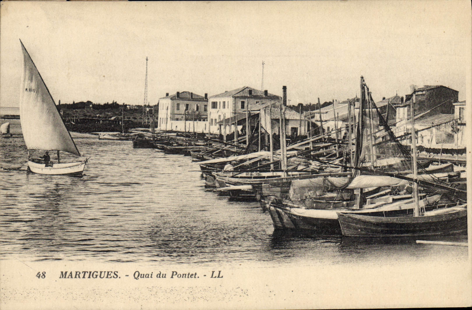 Martigues - Quai du Pontet — vue du port avec voiliers — LL, n°48