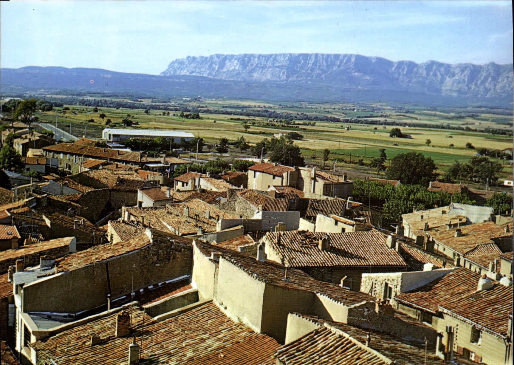 CPSM Trets En Provence Ste Victoire Et Vue Partielle Du Pays