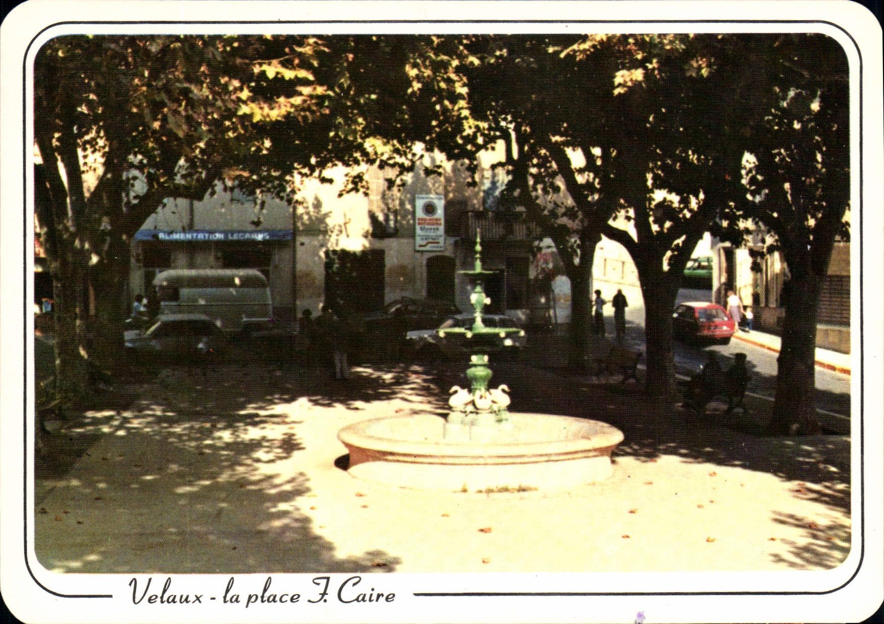 Velaux - la place F. Caire — éditeur Société d'Agences et de Diffusion, MARSEILLE