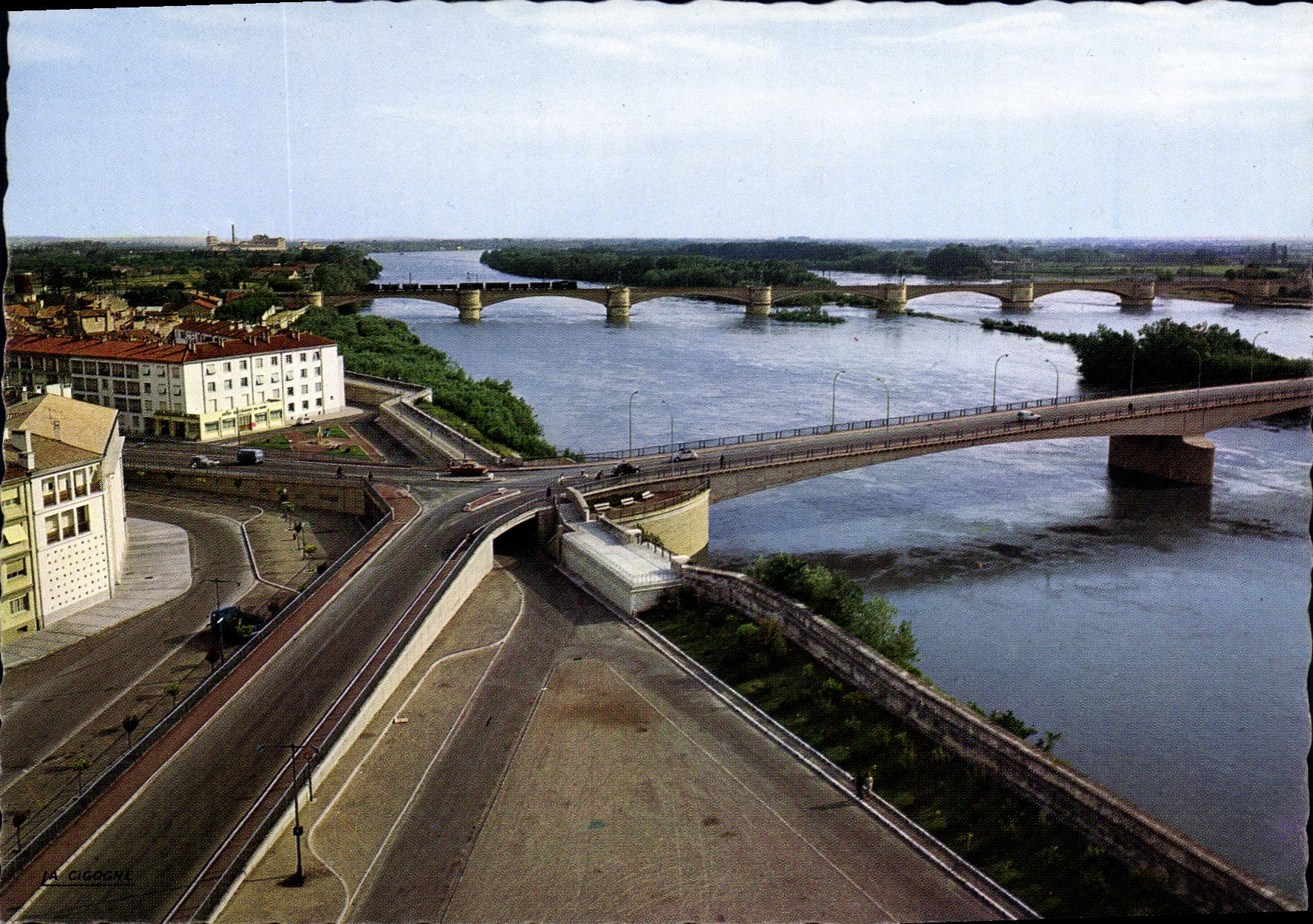 Tarascon-sur-Rhône — Le Rhône et le pont reliant la ville avec Beaucaire — Reelets de Provence