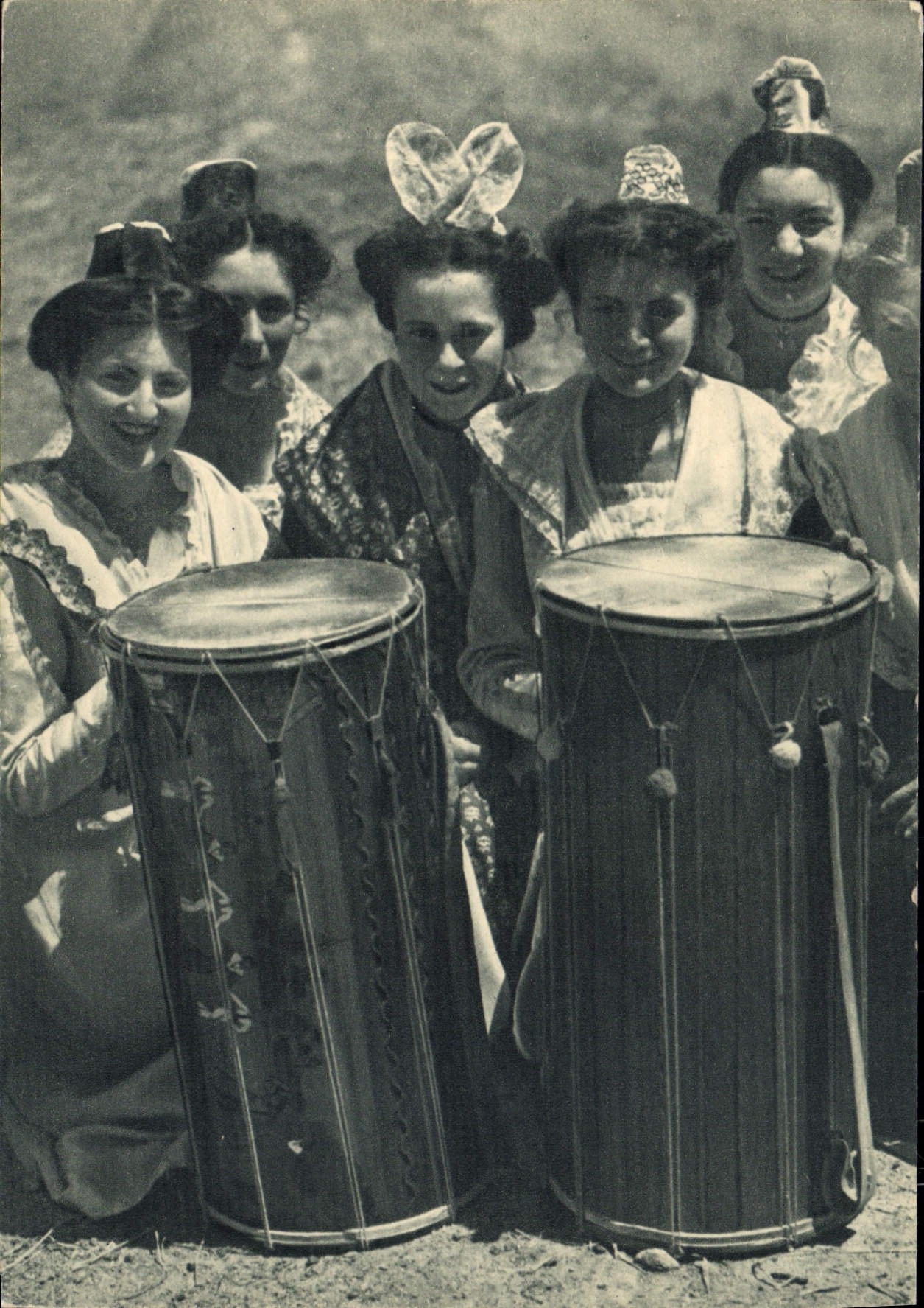 Femmes en costume traditionnel avec tambours — Provence et Camargue — Éditions Photographiques Languequines & Cie, n°519