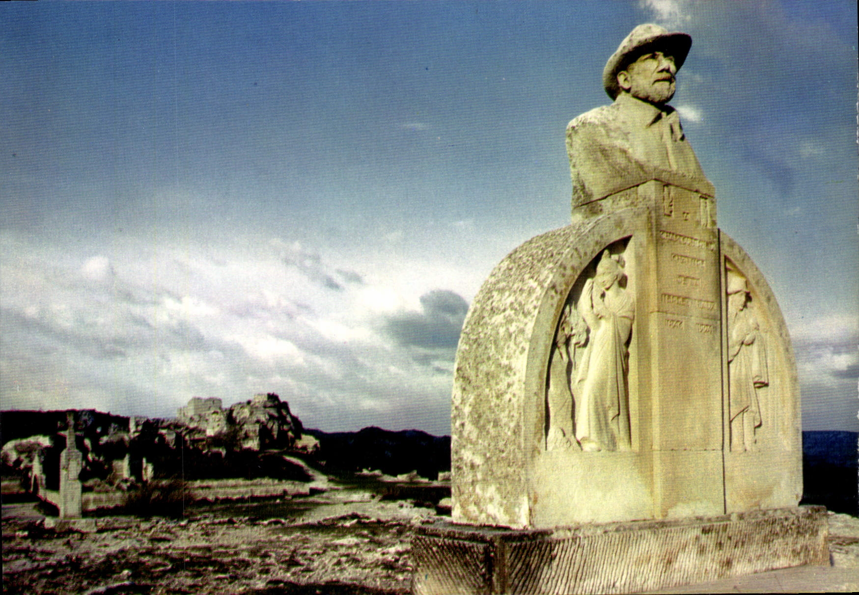 Les Baux-de-Provence — Monumento « Charloun Rieu » — cap theojac n°130174