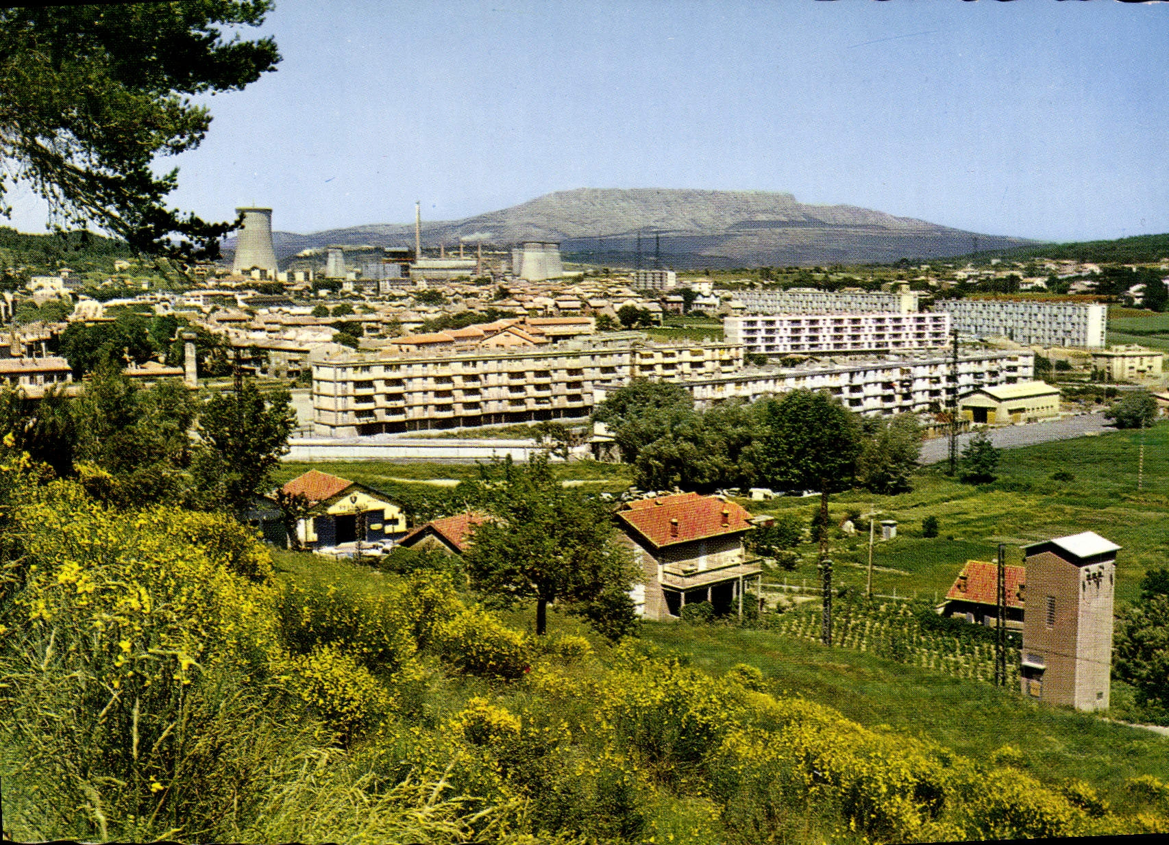 Gardanne (B.-du-R.) — Vue générale — Au loin le massif de la Sainte-Victoire — Presses-Diffusion - S.A. "La Cigogne"