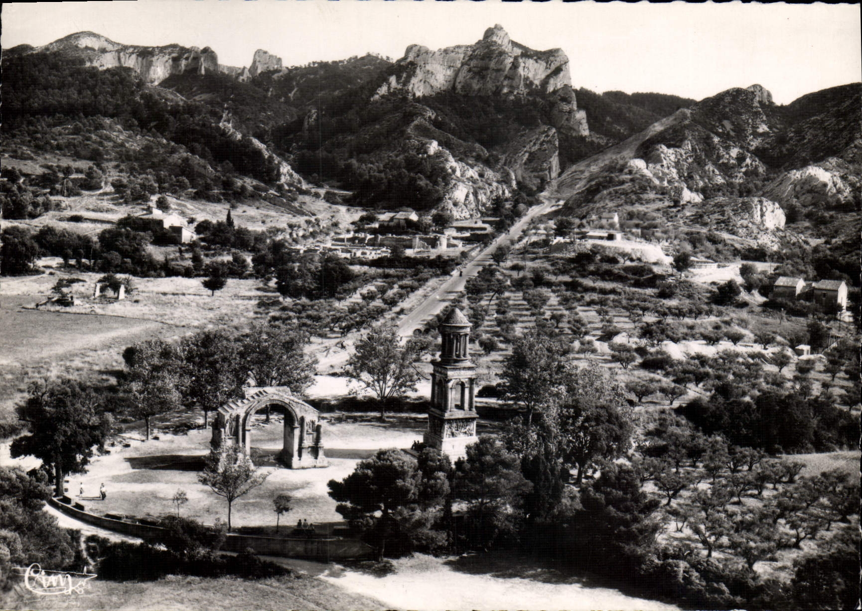 St-Rémy-de-Provence — Vue panoramique aérienne — Les Antiques, Glanum et le Mt-Gossier — Cliché Combier