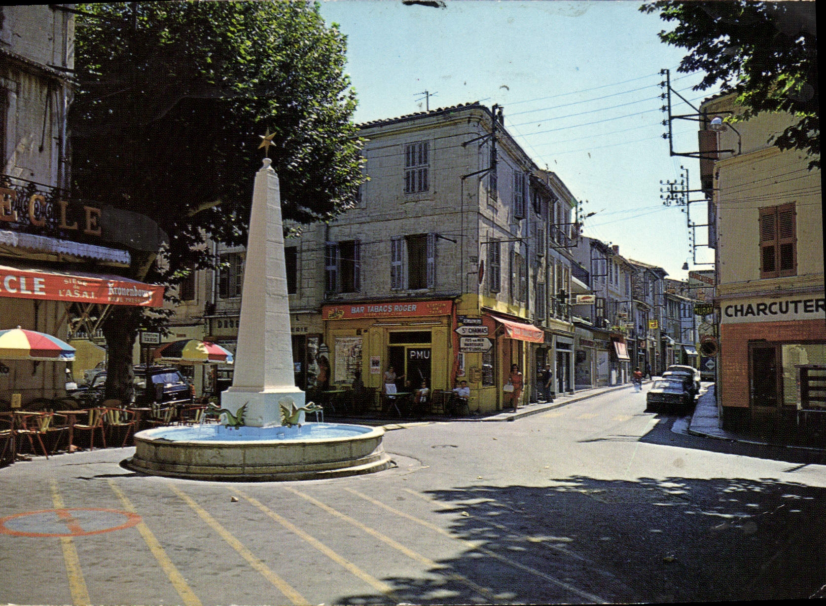 Fontaine et place centrale — Istres — Éditeur : Heures Claires