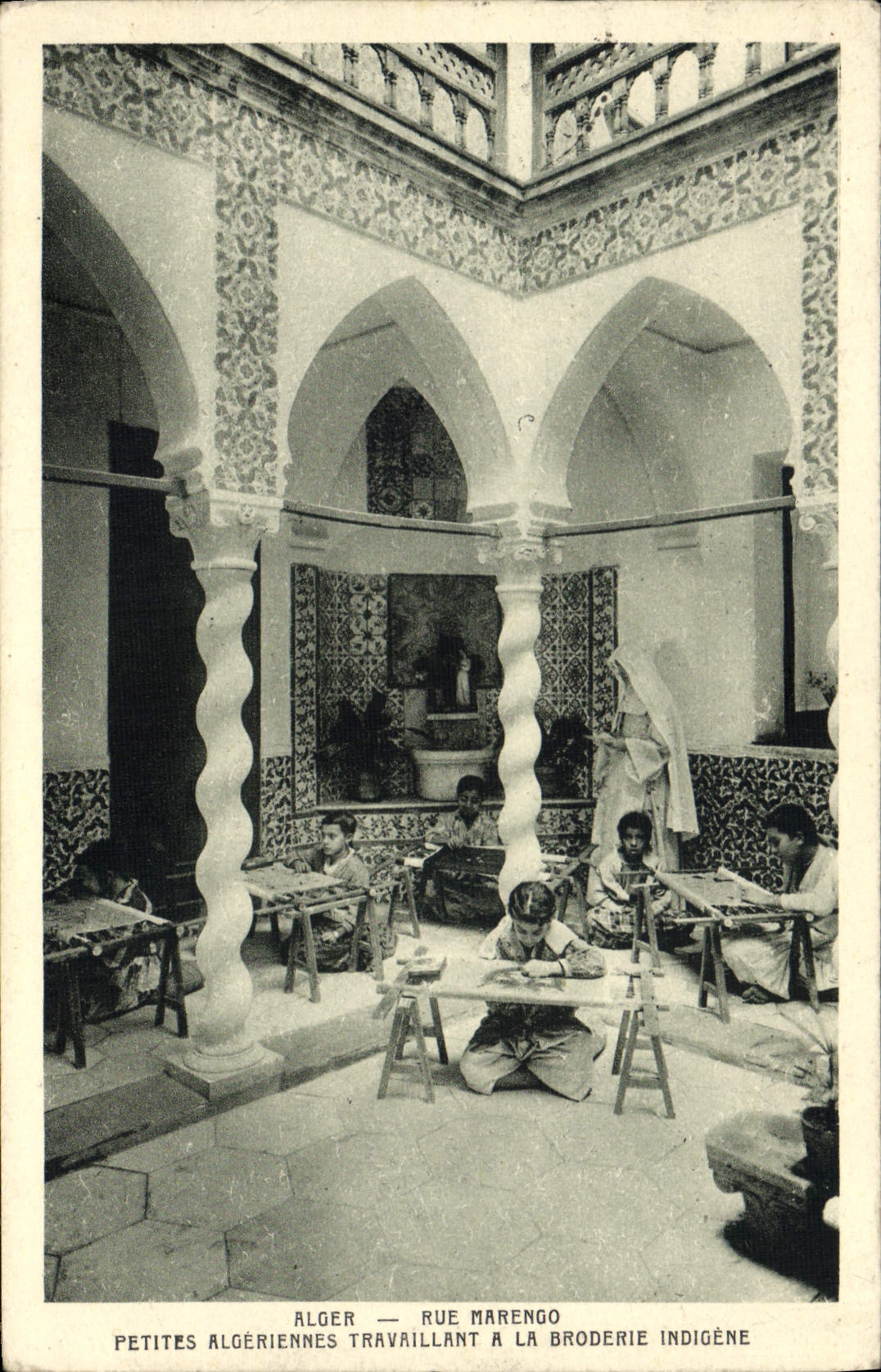 Alger — Rue Marengo — Petites Algériennes travaillant à la broderie indigène