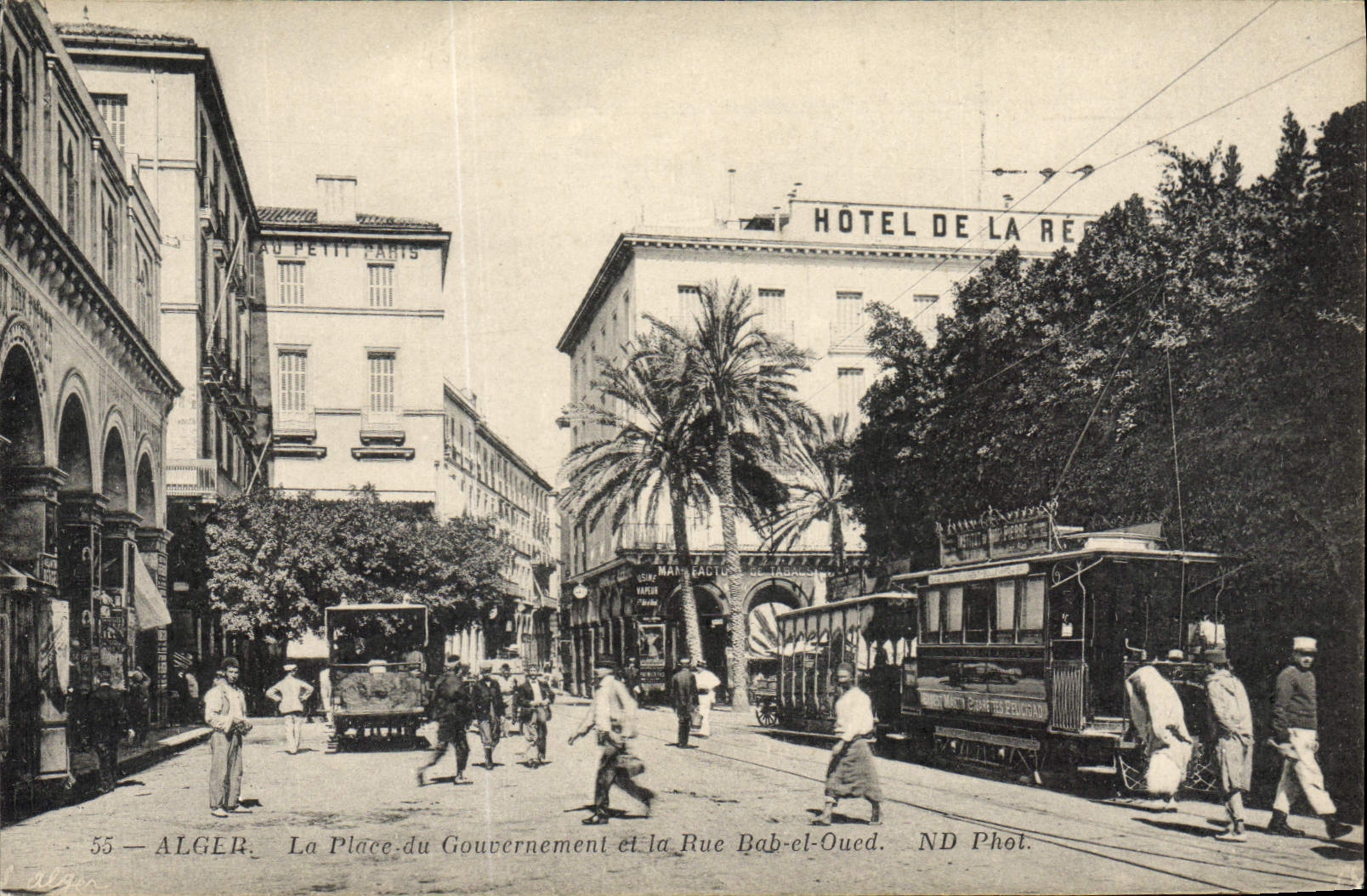 Algér — La Place du Gouvernement et la Rue Bab-el-Oued — ND Phot.