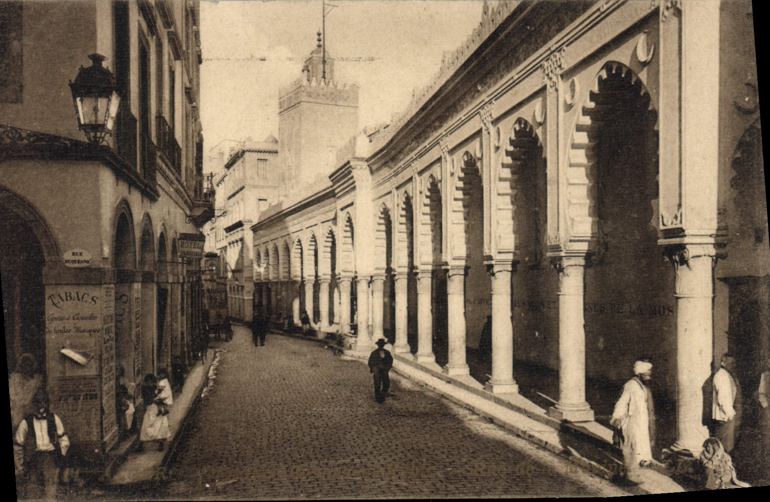 Place des Mosquées — vue de la rue avec arcades et minaret — éditeur REX DUGERONNE