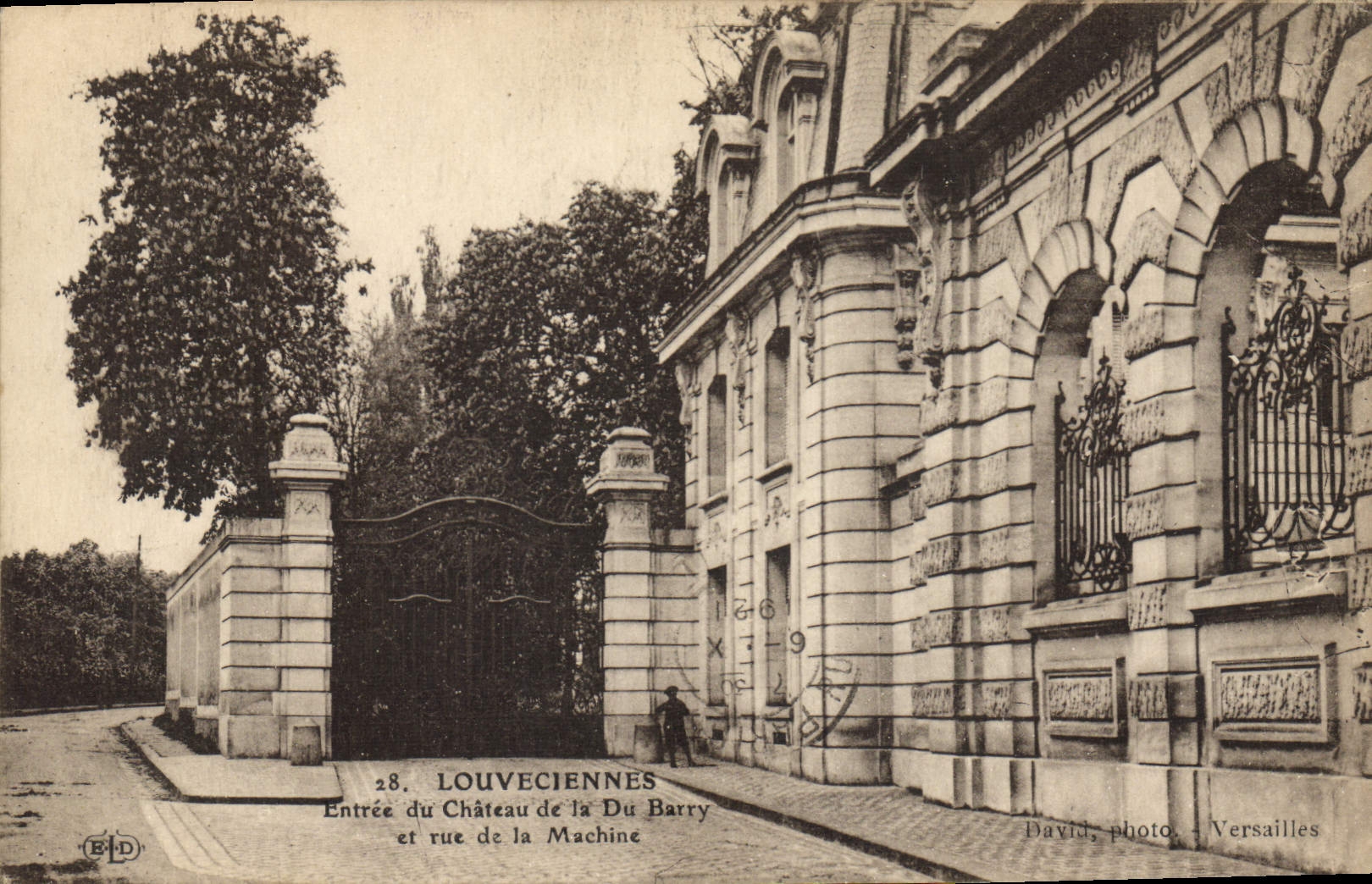 CPA Louveciennes Entree Du Chateau De La Du Barry Et Rue De La Machine