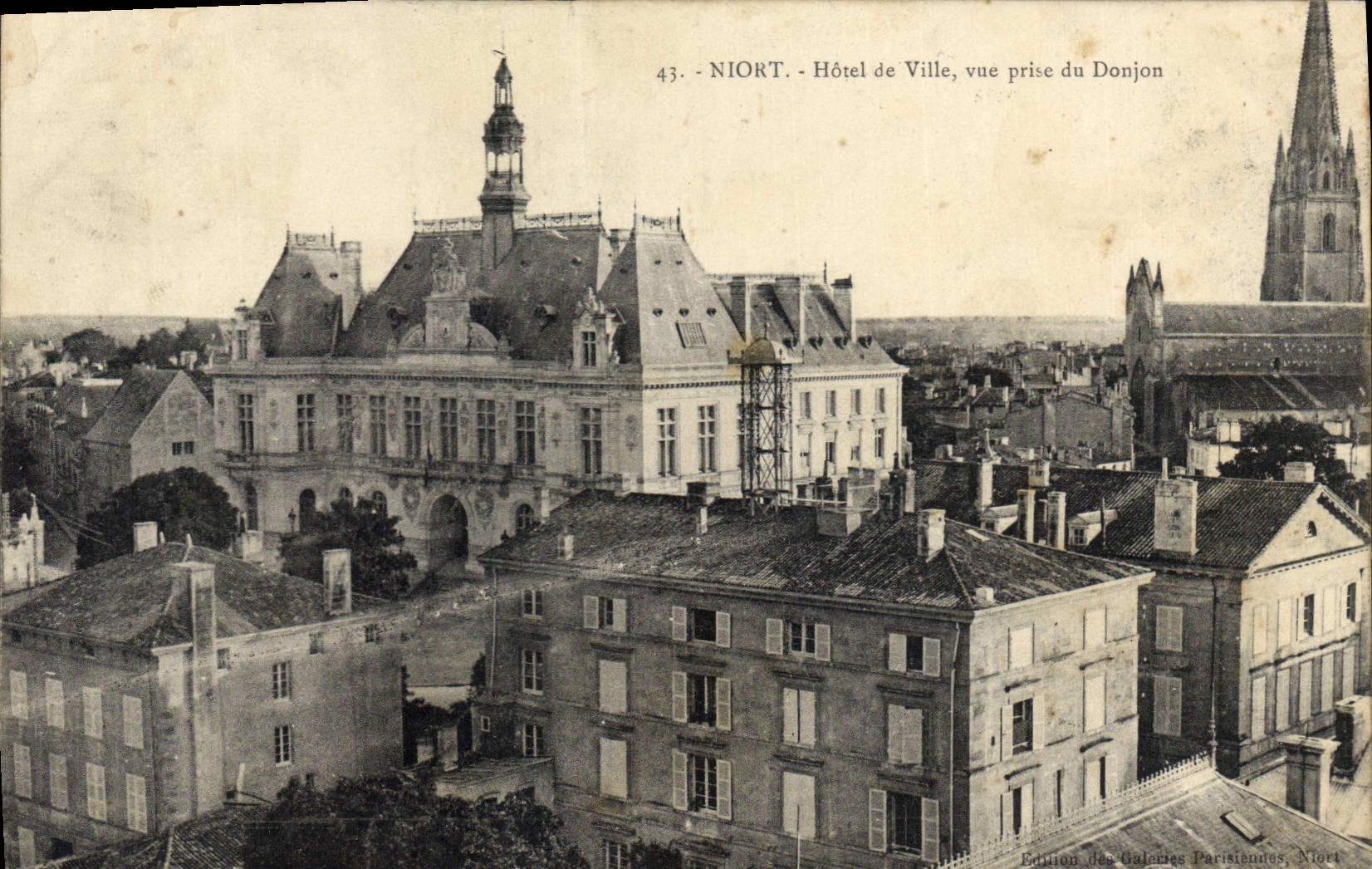 Niort - Hôtel de Ville, vue prise du Donjon — Édition des Galeries Parisiennes, Niort, n°43