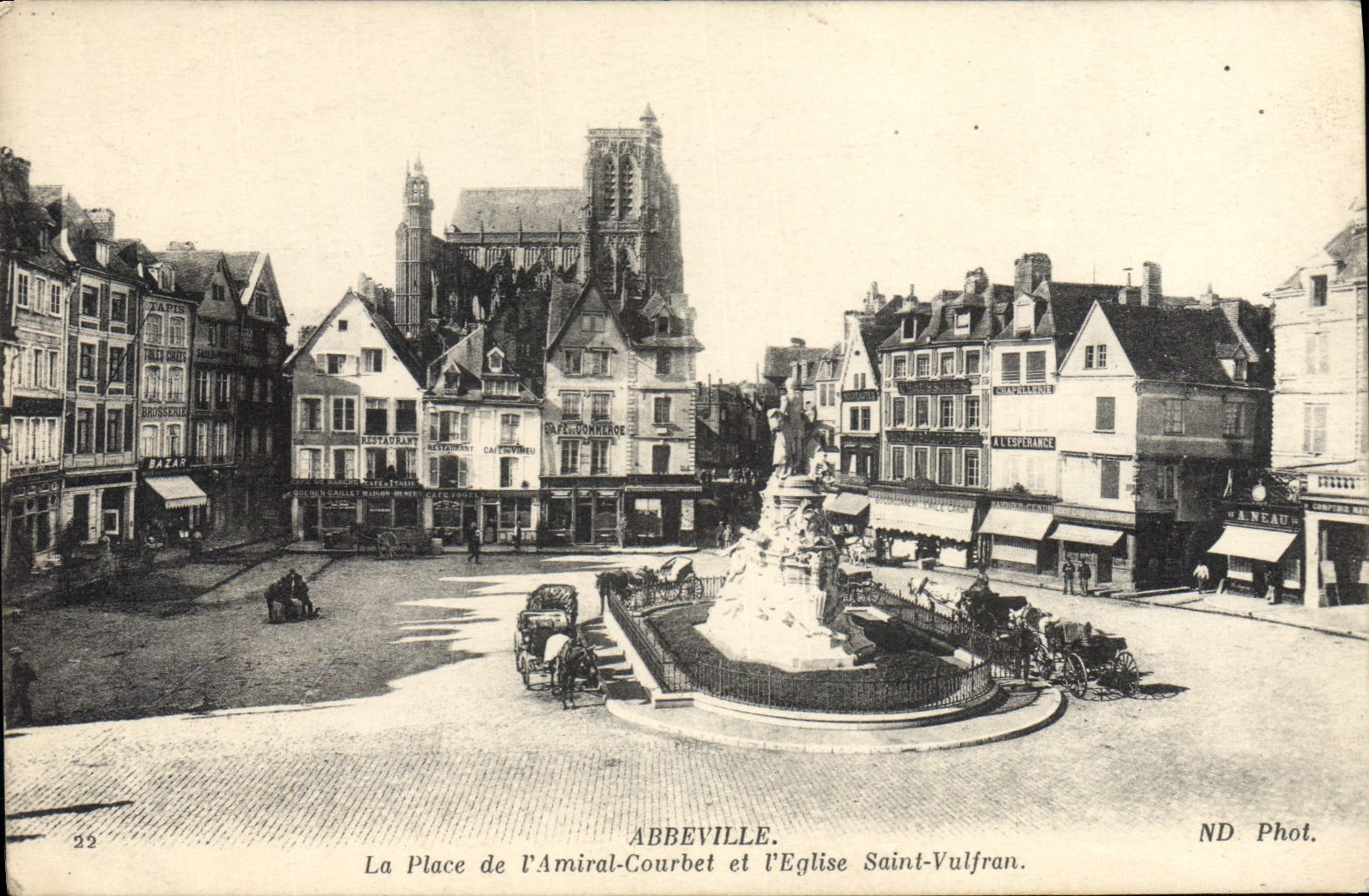 CPA Abbeville La Place De I'Amiral Courbet Et I'Eglise Saint Vulfran