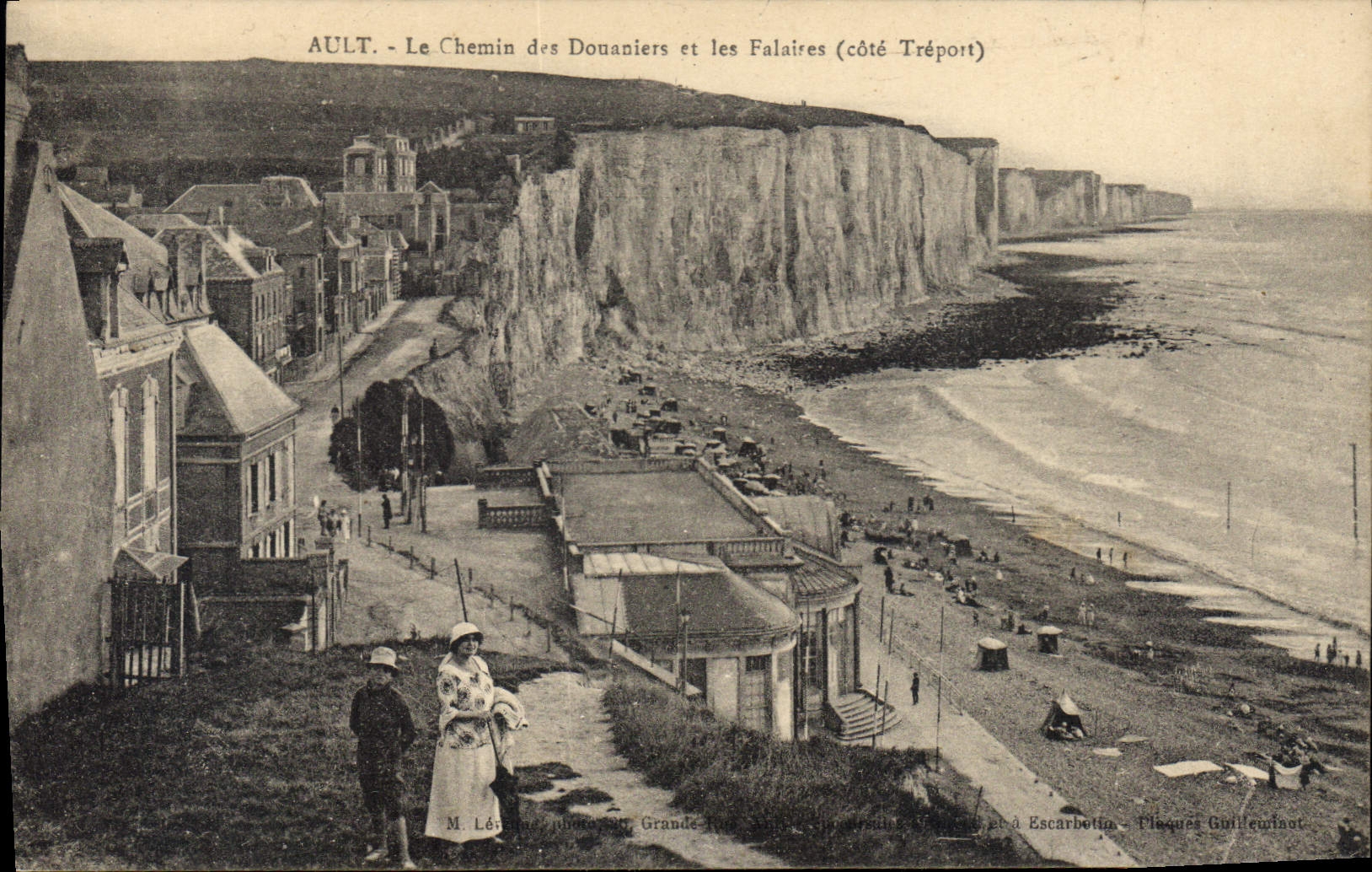 CPA Ault Le Chemin Des Douaniers Et Les Falaises