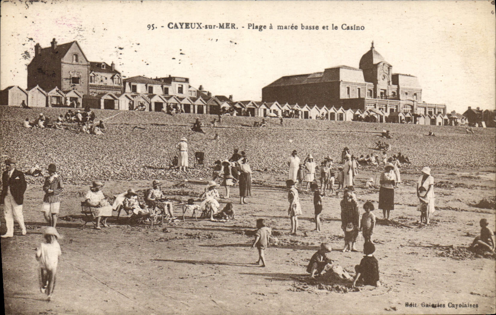 CAYEUX-sur-MER - Plage à marée basse et le Casino — Édit. Galeries Cayolaises