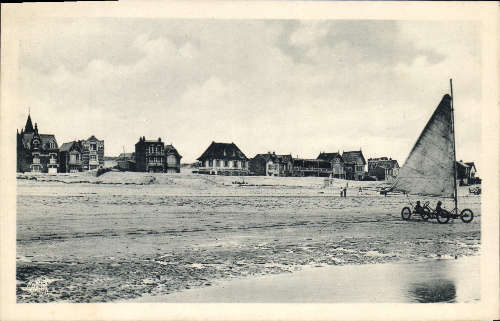CPA Fort Mahon Plage La Plage Et Un De Ses Sports Favoris char à voile
