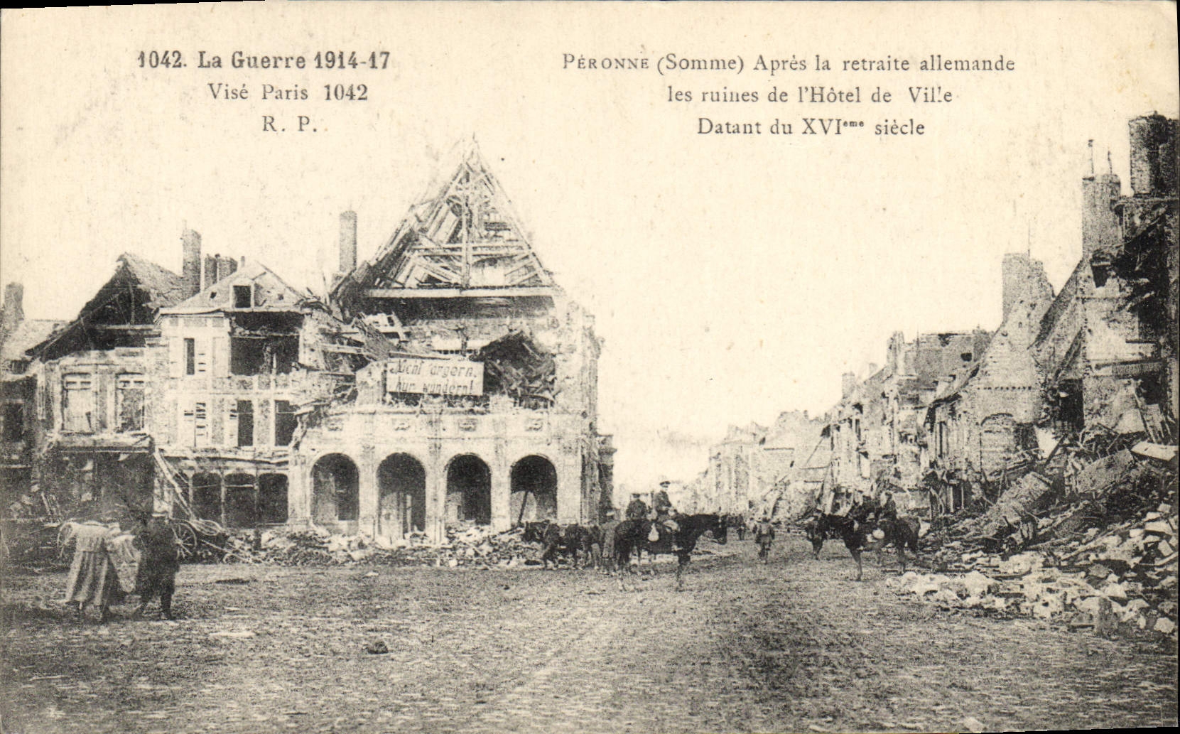 Péronne (Somme) — Après la retraite allemande, les ruines de l'Hôtel de Ville datant du XVIème siècle — Visé Paris 1042