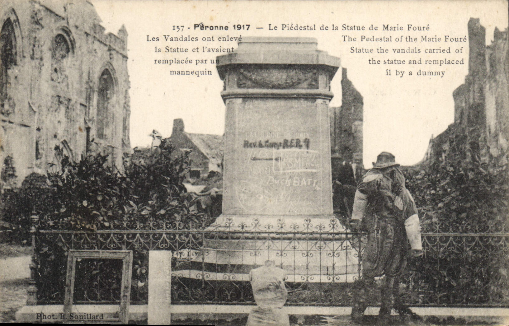 Péronne 1917 — Le Piédestal de la Statue de Marie Fouré — Phot. H. Sonillard