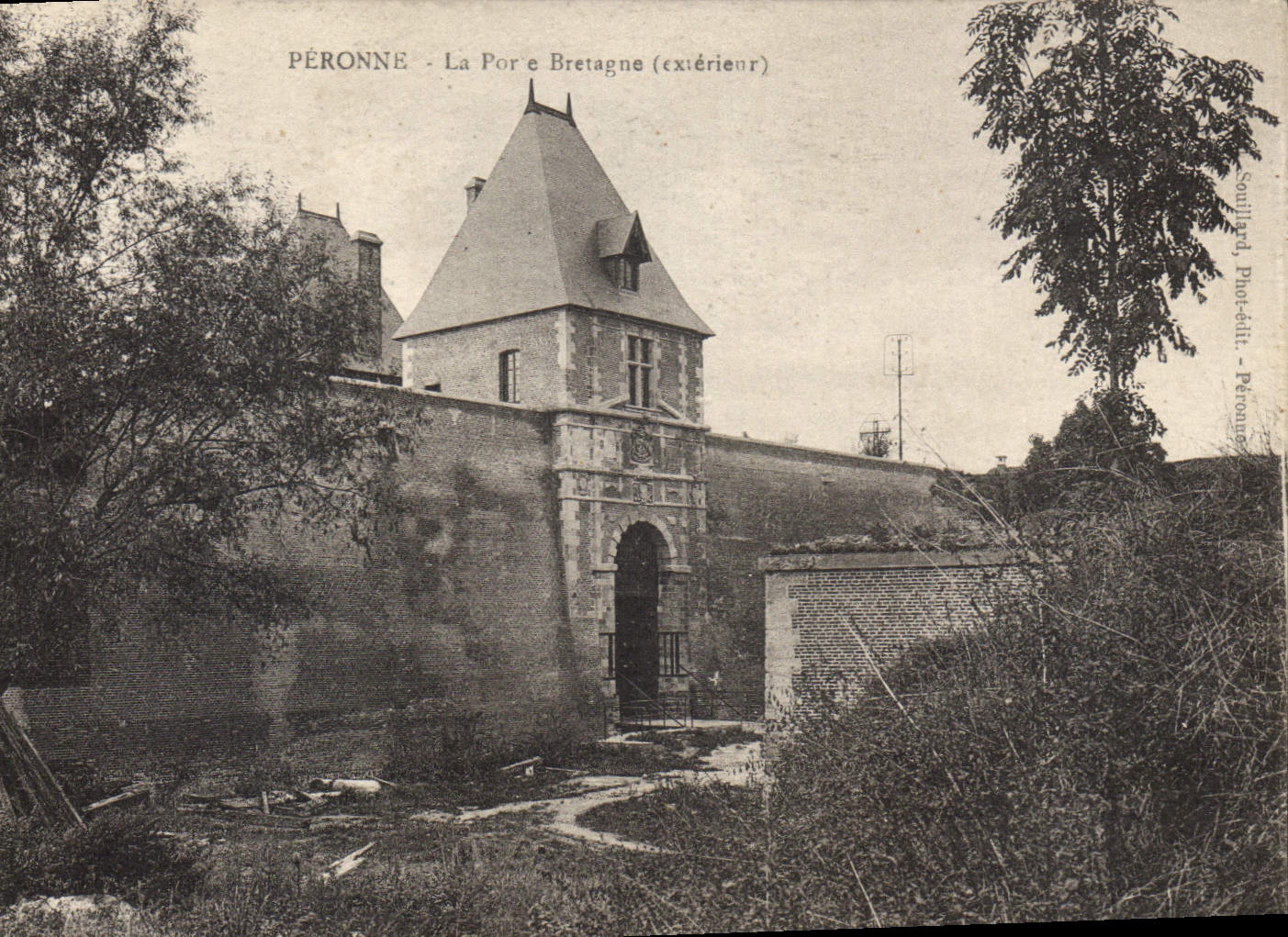 Péronne - La Porte Bretagne (extérieur) — Souillard, Phot. édit. - Péronne