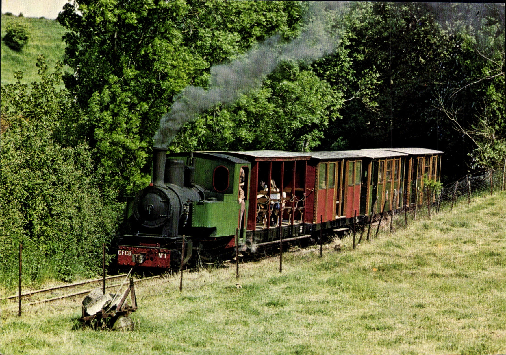 Chemin de Fer Touristique Froissy-Dompierre — Le petit train arrive au passage à niveau de Cappy — Édition J. Pradayrol