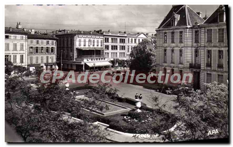 Place de la Préfecture à Montauban — vue de la place avec jardin central et bâtiments — éditée par APA
