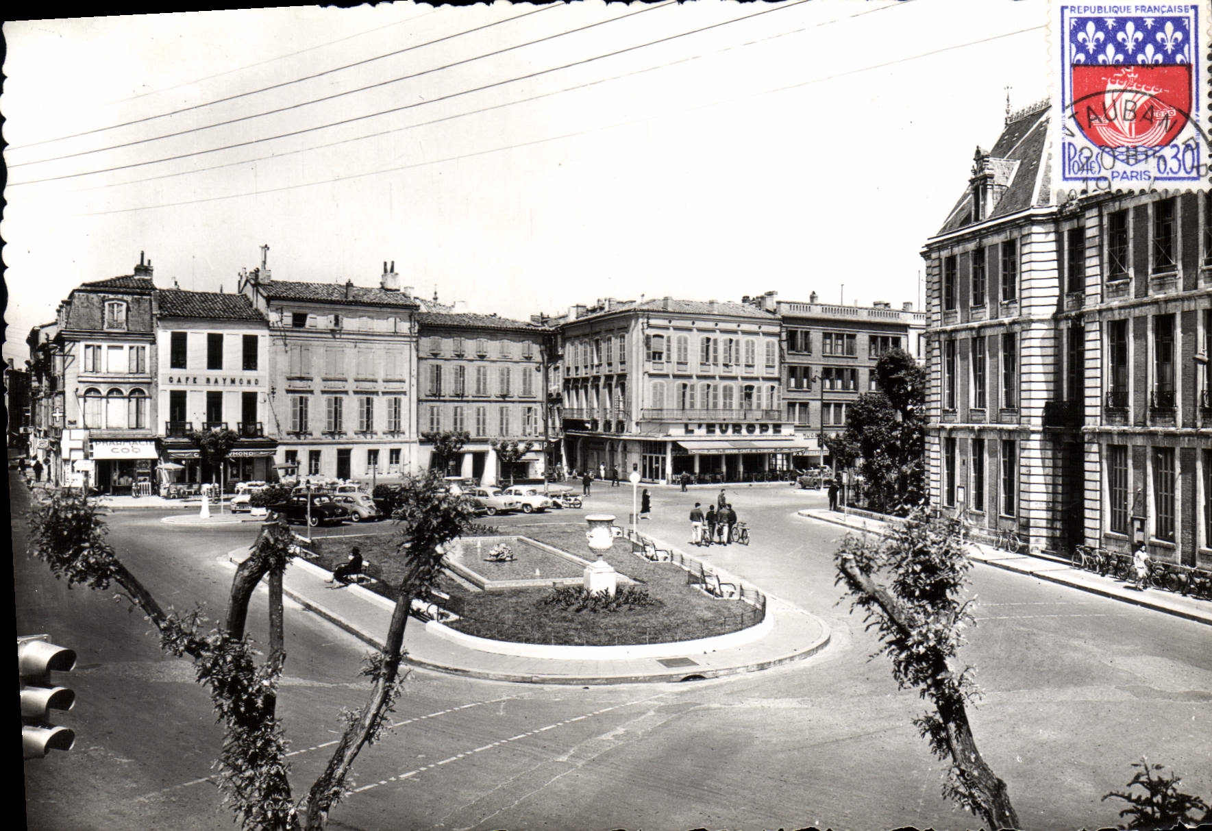 Place de la Préfecture à Montauban — vue urbaine avec café et fontaine — édition Photo au Département