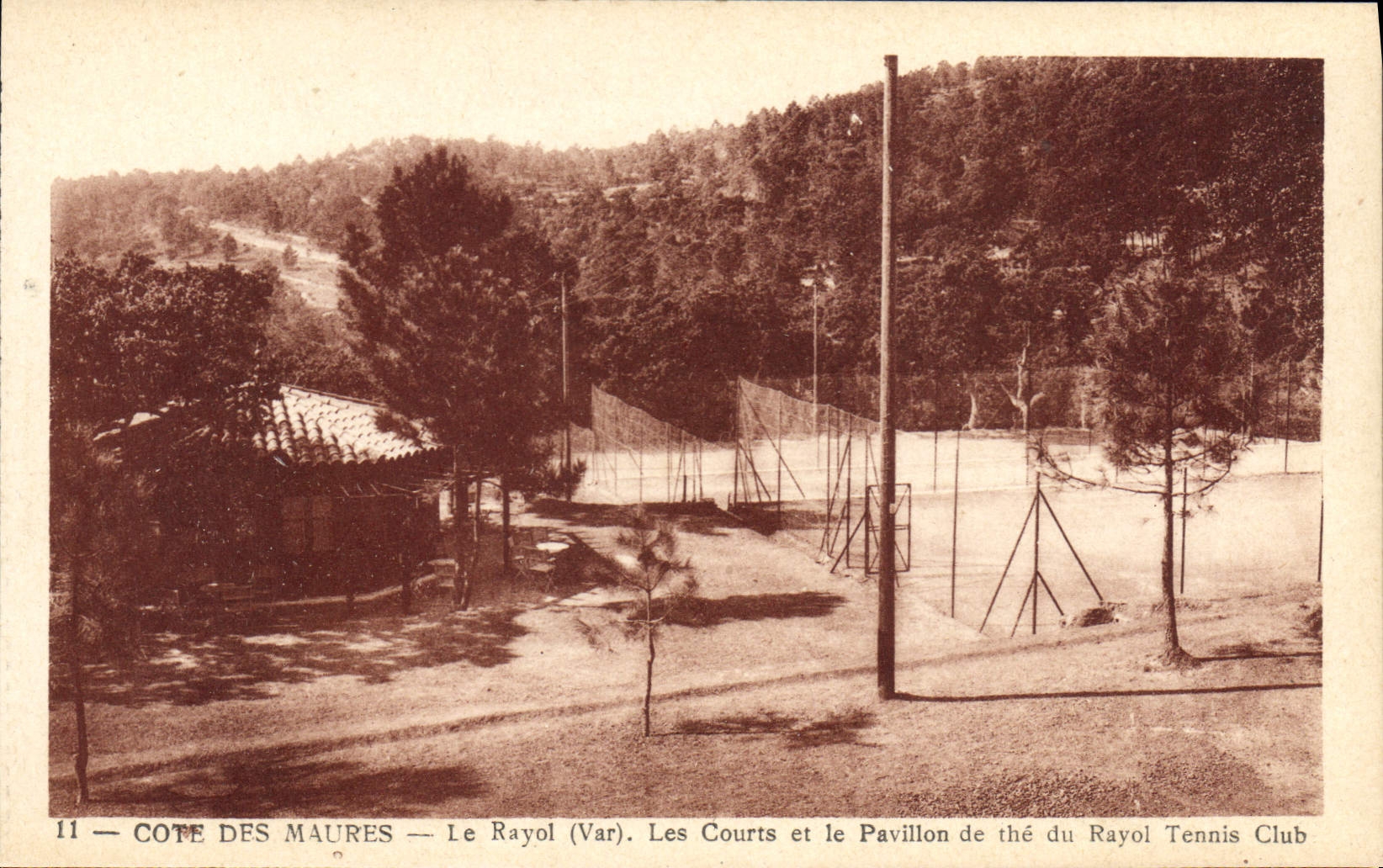Côte des Maures — Le Rayol (Var). Les Courts et le Pavillon de thé du Rayol Tennis Club