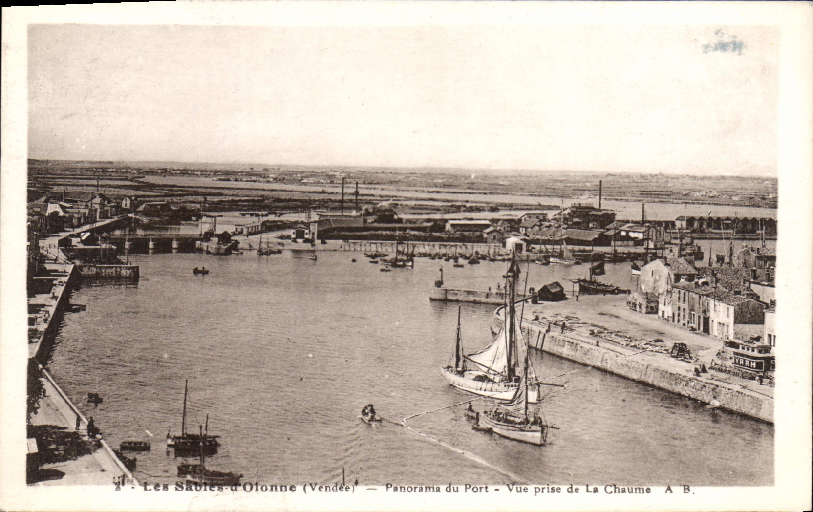 Les Sables-d'Olonne (Vendée) — Panorama du Port — Vue prise de La Chaume — A. B.