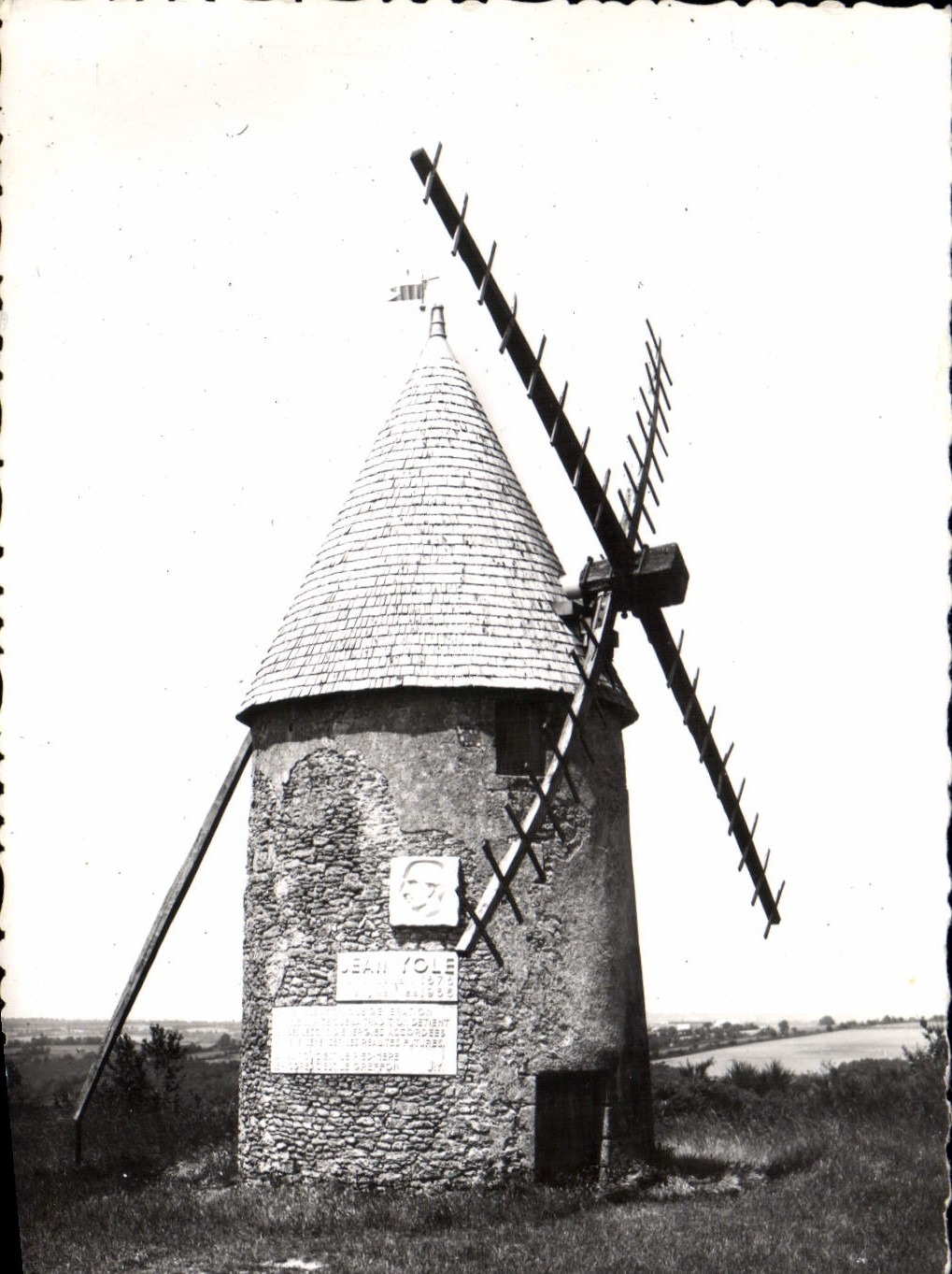 CPA Mont des alouettes Les Herbiers Memorial Jean Yole Moulin