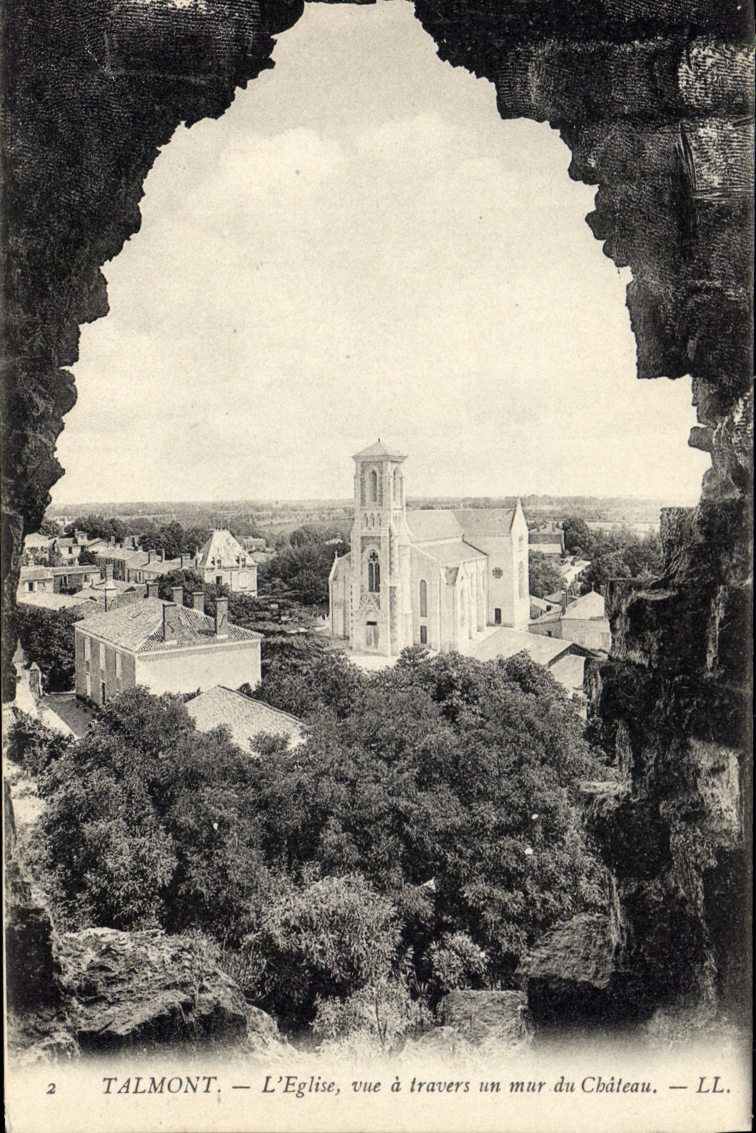 CPA Talmont L'Eglise Vue A Travers Un Mur Du Chateau