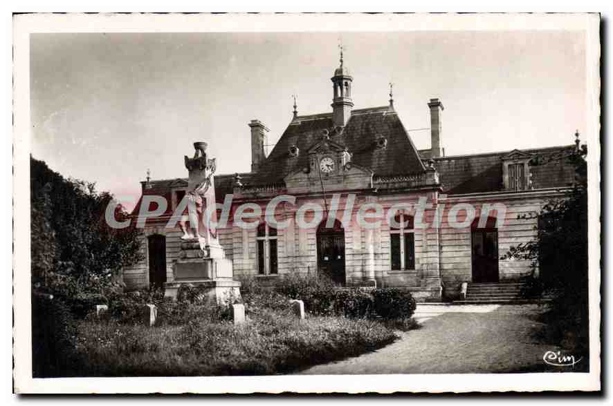 CPA St Georges D'Oleron La Mairie Et Le Monument Aux Morts