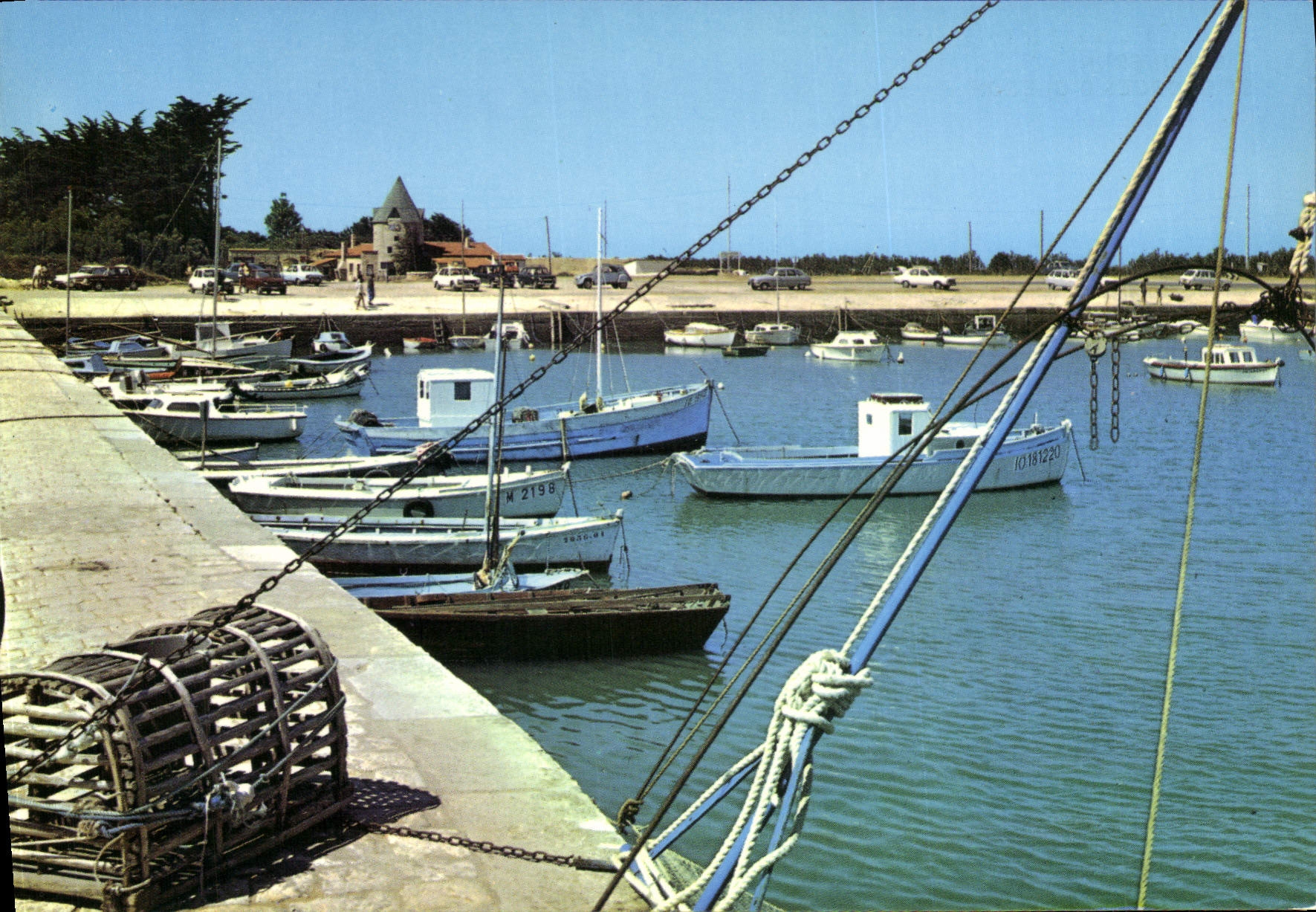 Port de Saint-Georges-d'Oléron — vue du quai et des bateaux — éditions Théoiac