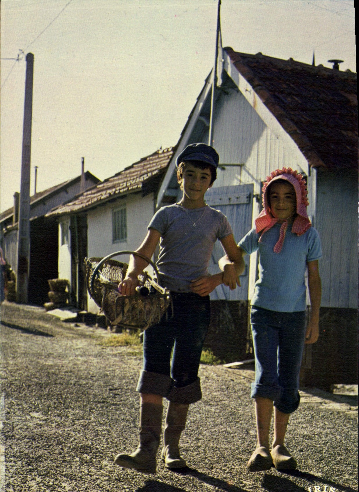 Ile d'Oleron — Couple d'enfants partant à la pêche devant les cabanes — IRIS, n°252