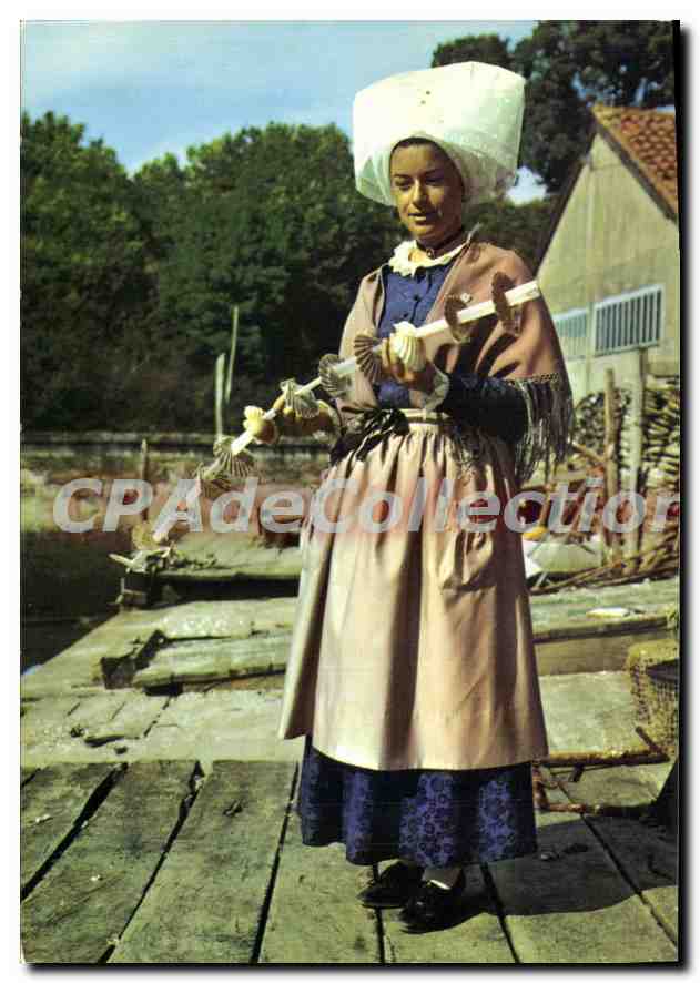 Ile d'Oléron — Jeune fille tenant un collecteur d'huitres, habits de cérémonie, caiffe dite 'La Colinette' — Théoc Tac Éditions Panazol