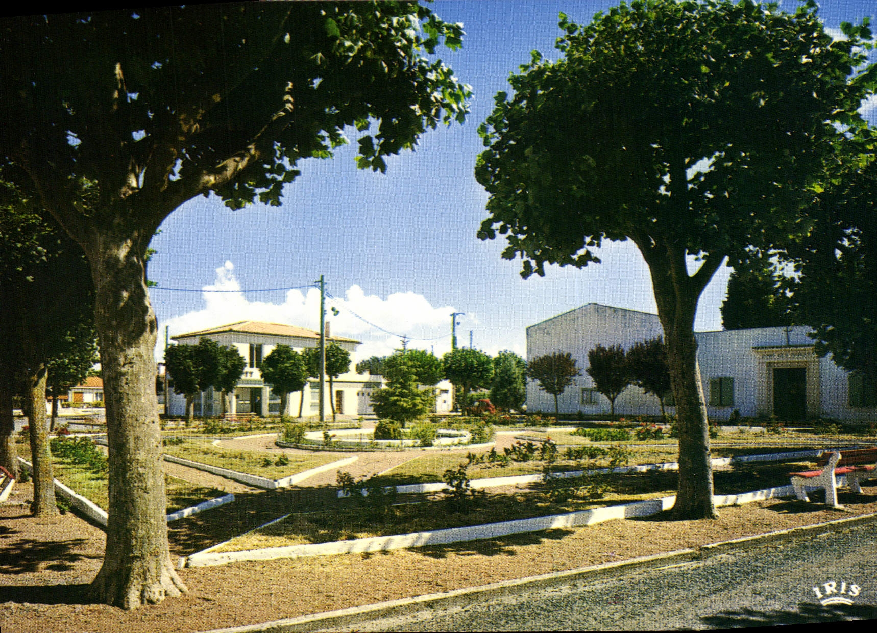 CPSM Port Des Barques Le Jardin De I'Hotel De Ville Et Des PTT