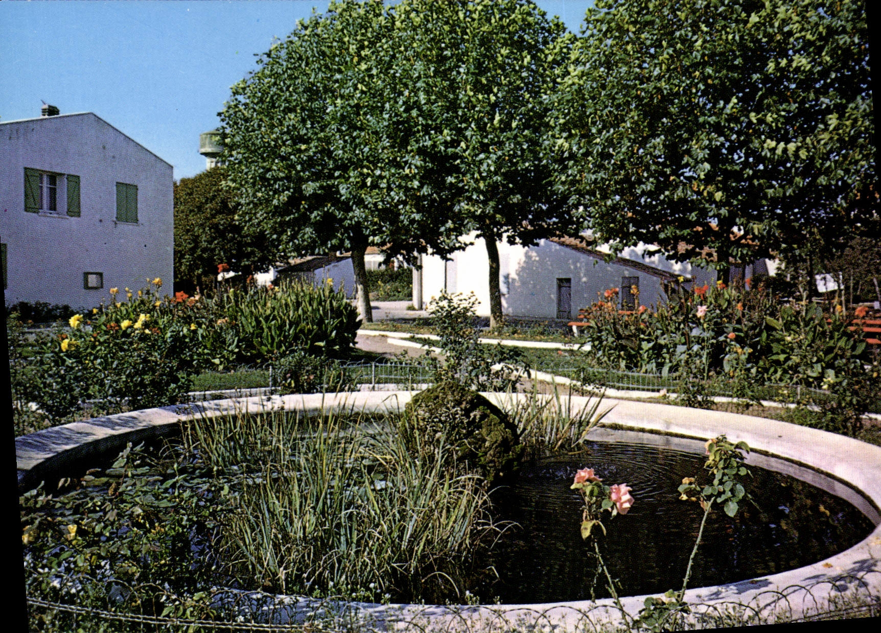 Port des Barques — Le jardin public — Editions Modrife & Théofe
