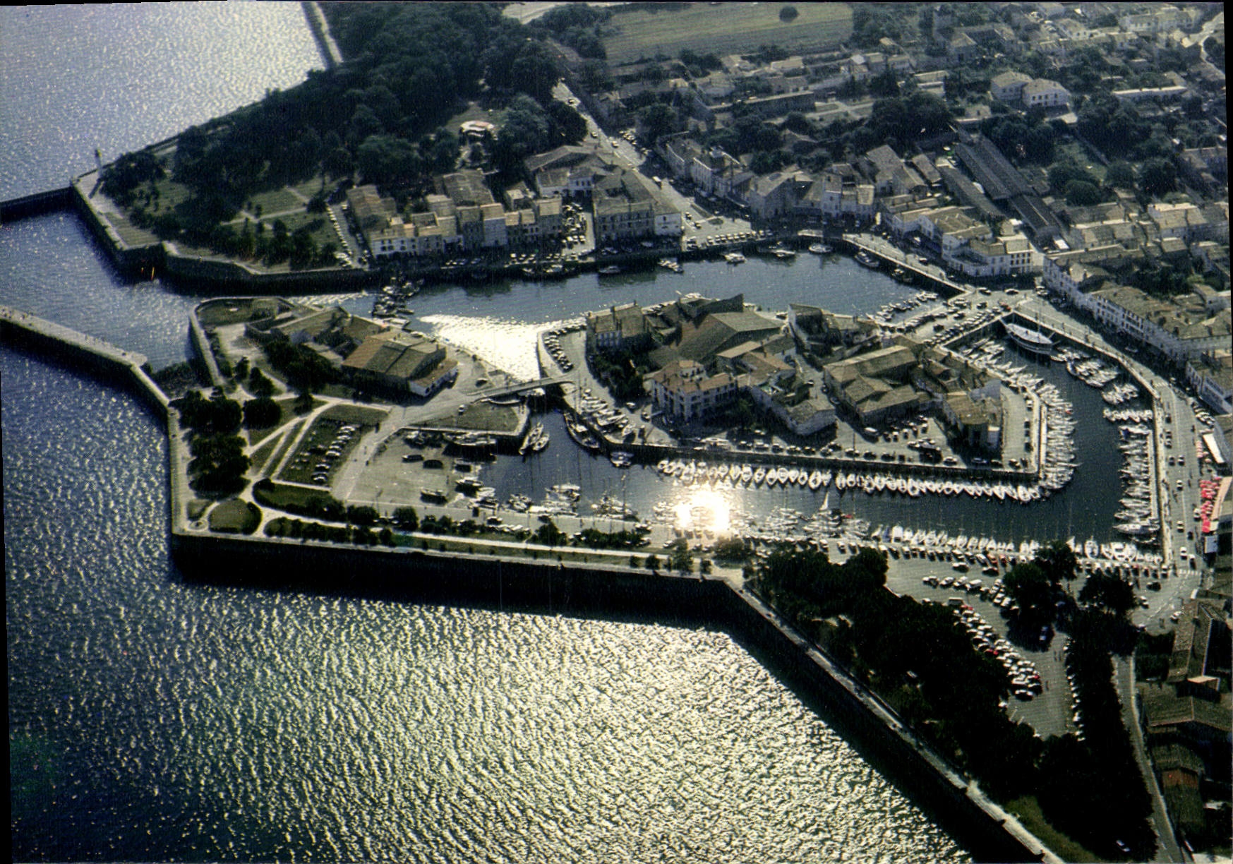 Saint-Martin-de-Ré — Le port entourant le petit quartier — IRIS, série 158/350, photo J.-D. Panazol