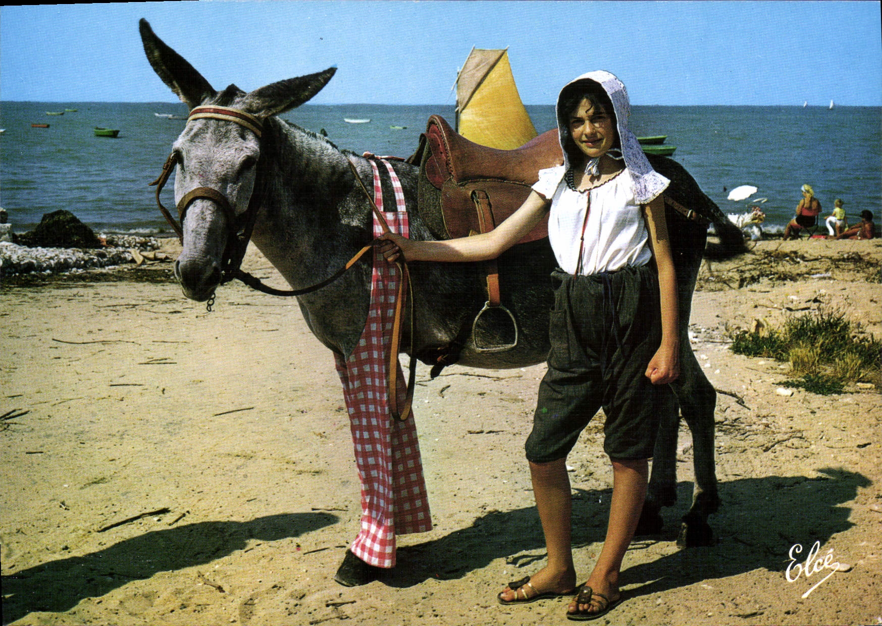 Anne en culotte accompagné d'une jeune fille, coiffée de la Kiss-Not — Ile de Ré — Éditeur Elée, N° 583