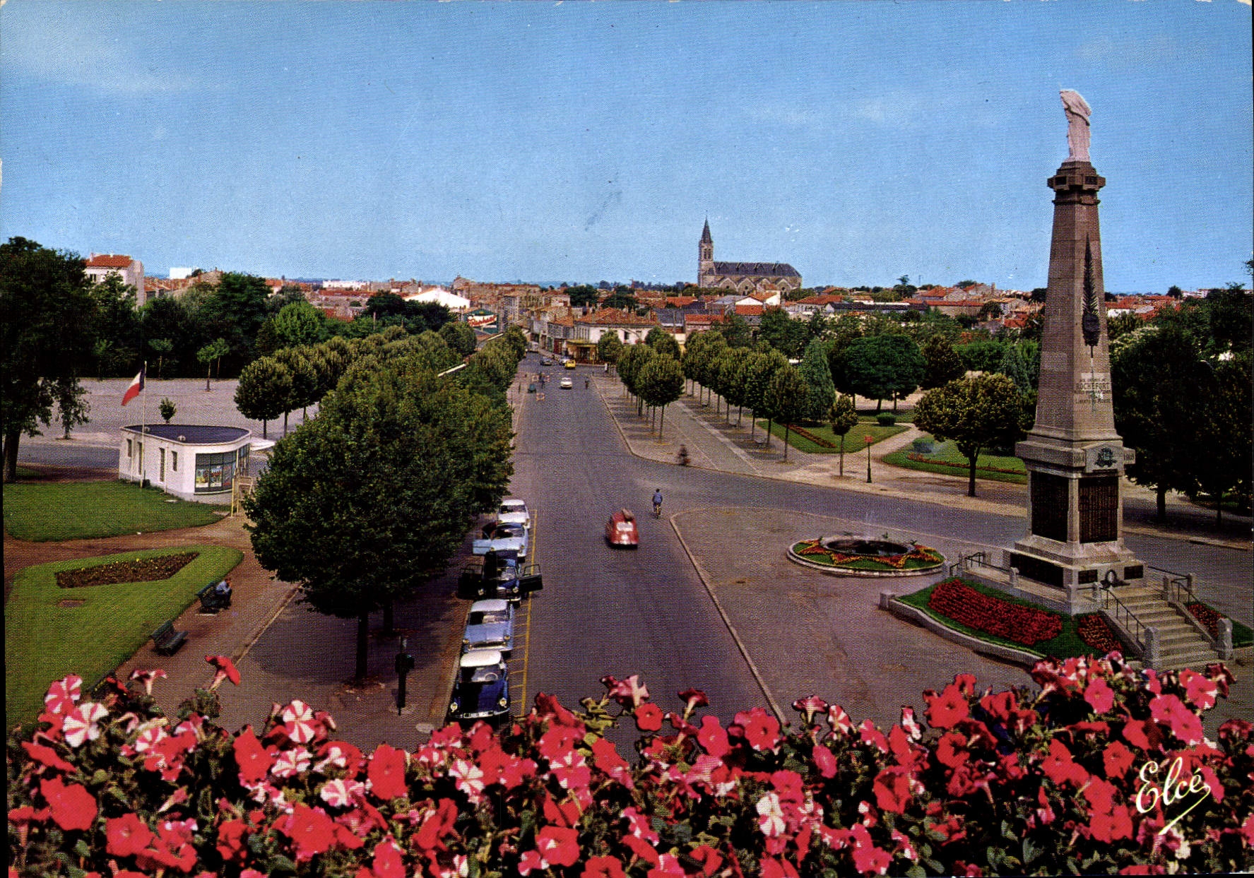 CPSM Rochefort Le Monument Aux Morts Et La Place