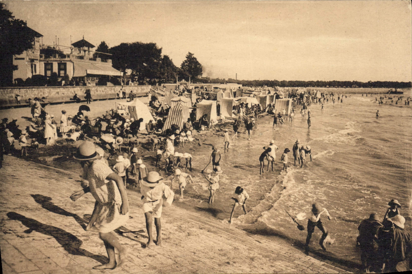 Plage de La Rochelle — Édition artistique H. Bergevin, n° 6748