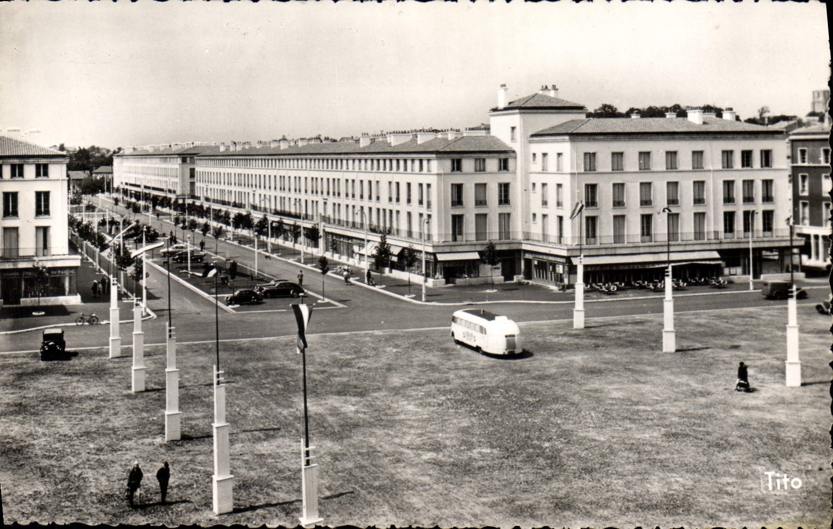 Royan - Plage - Vue de la place de l'Hôtel de Ville — Tito