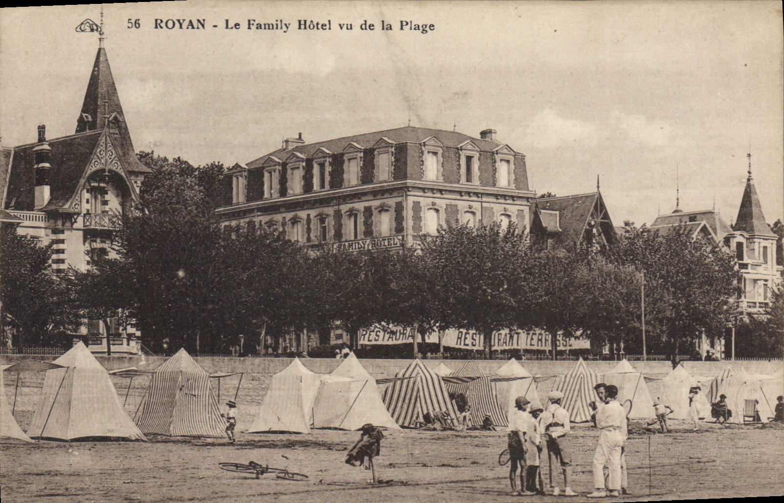 Royan - Le Family Hôtel vu de la Plage — n°56 — Édition Nouvelles Galeries Royan