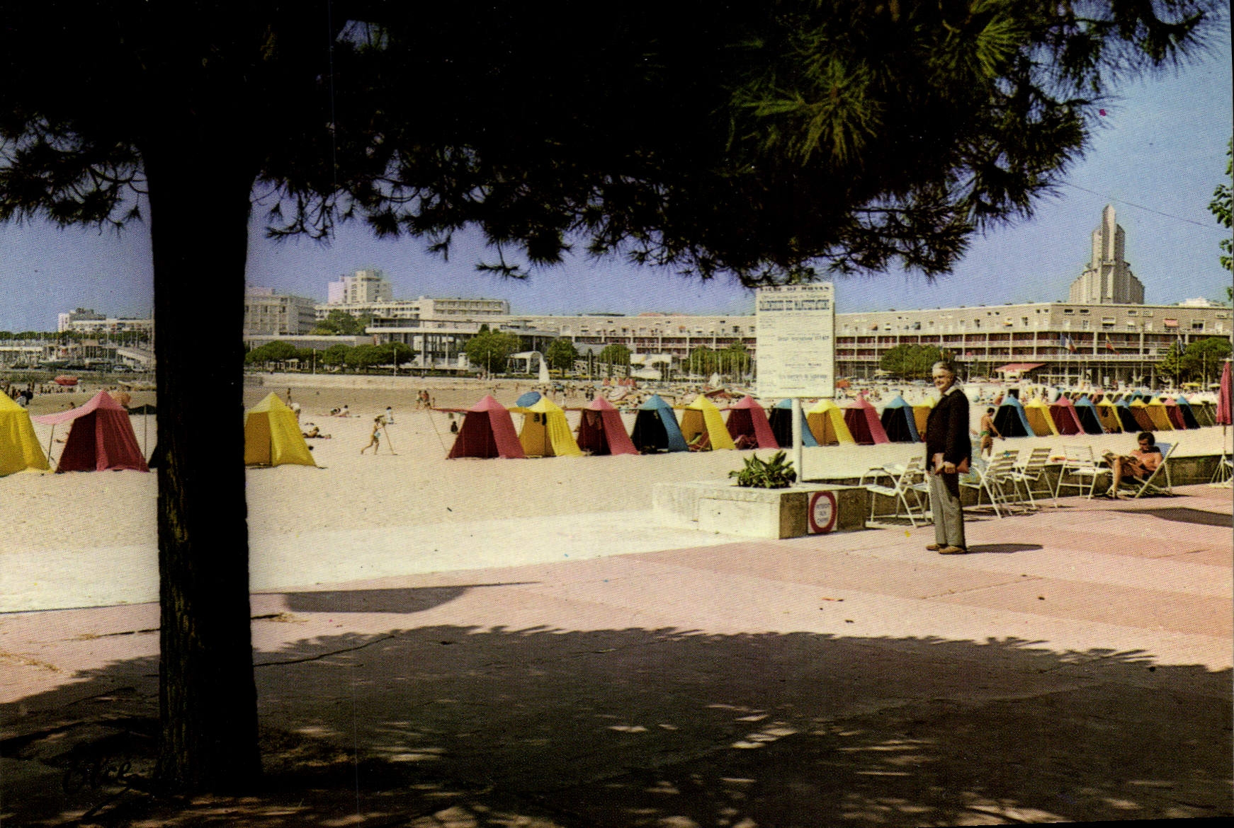 Royan (27) - La grande plage avec le front de mer, le casino et l'église — Éditeur Élécoly, Bordeaux